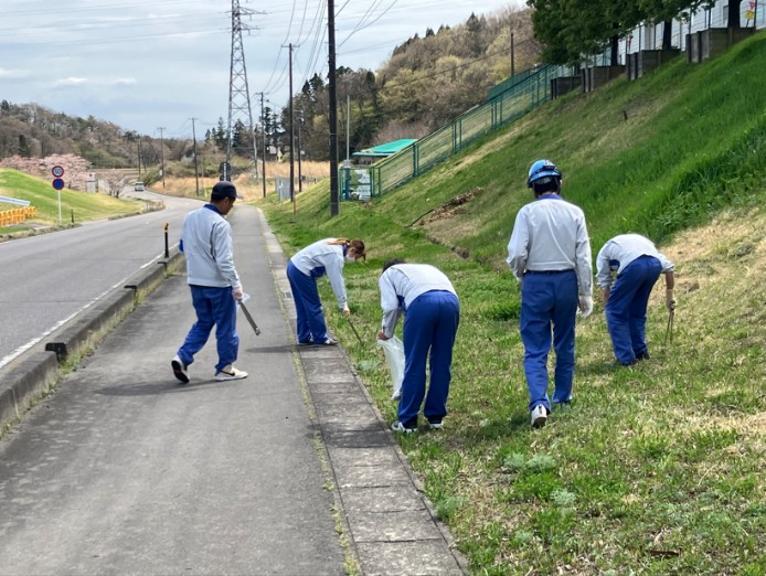 事業所周辺のごみを拾っている様子