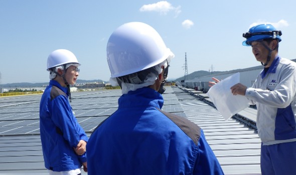 太陽光発電設備を見学する参加学生