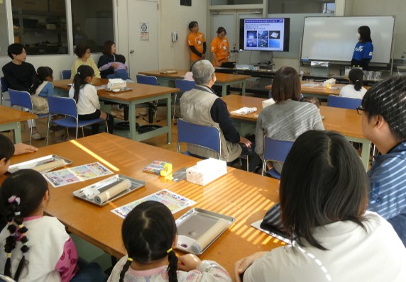 光の特性について紹介する弊社従業員