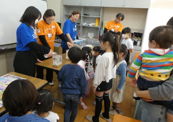 実験に興味津々の子どもたち
